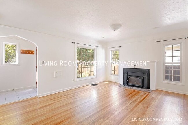 Building Photo - 5026 N Commercial Ave