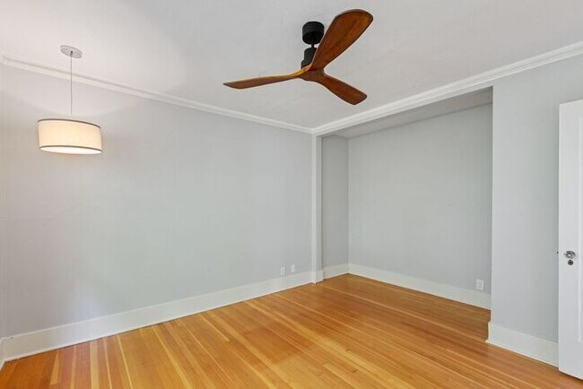 Building Photo - Charming AIR CONDITIONED Leschi Craftsman