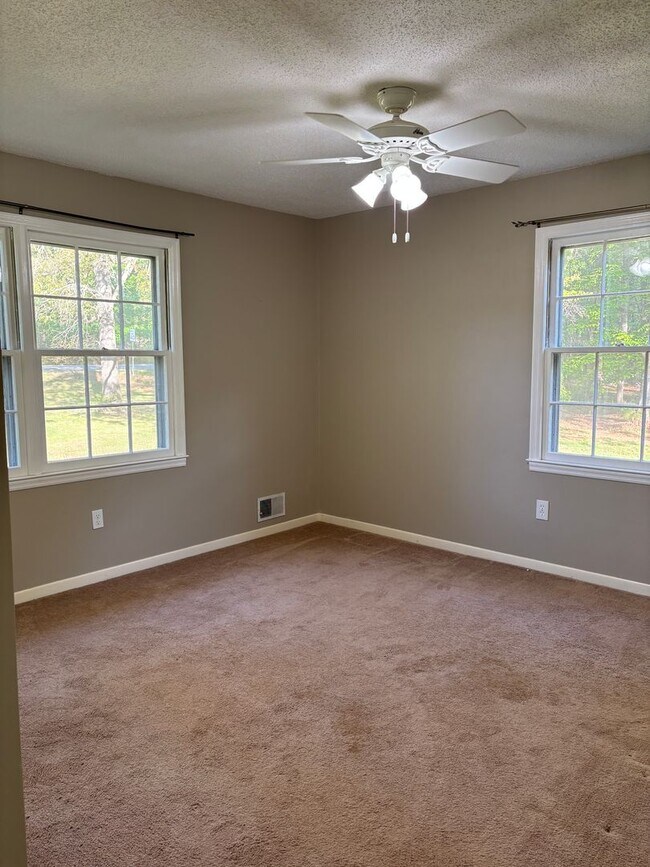 Building Photo - Space, Privacy & Flexibility – All in One Stunning Property