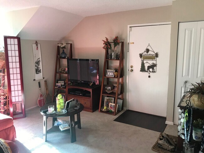 Building Photo - Nicely Updated One Bedroom Condo Available...