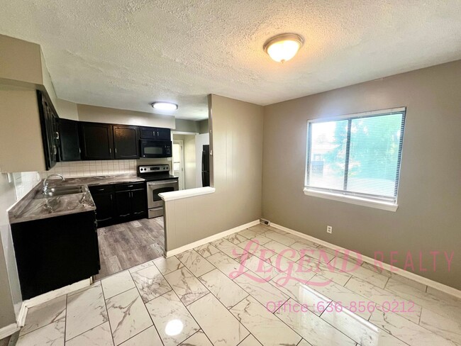 Building Photo - Welcome to your 3 Bedroom 2 Bathroom home!!