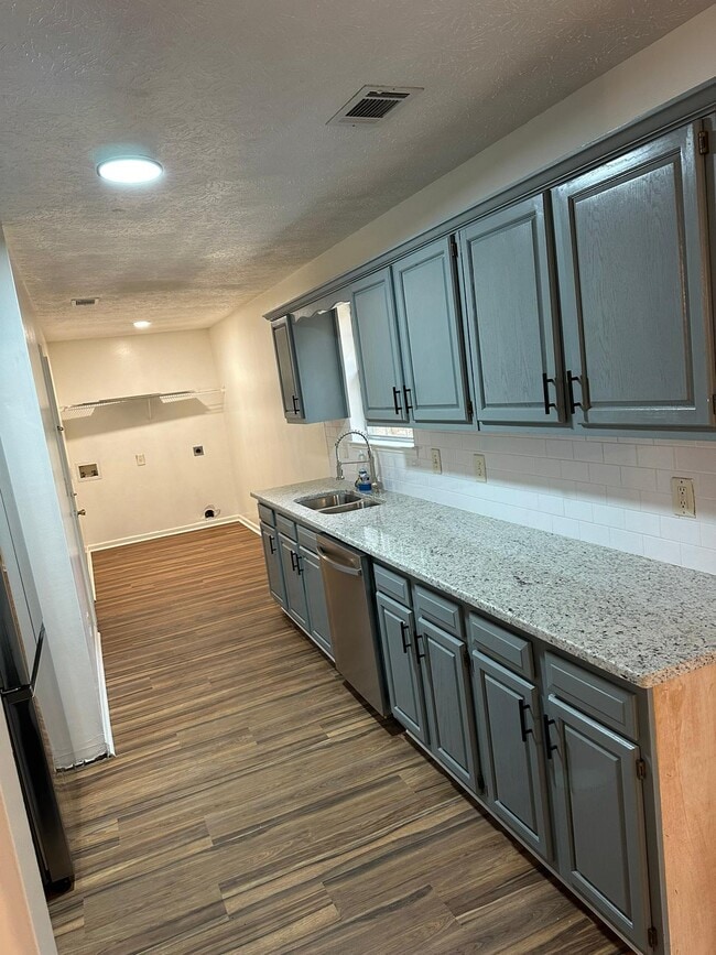 Building Photo - 108 Marshall Dr