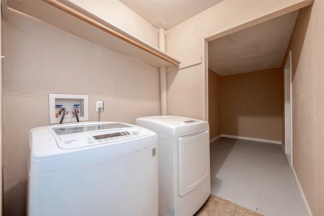 Building Photo - 5023 Whispering Falls Dr