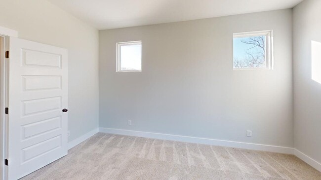 Building Photo - 3 story townhome in Seversville!