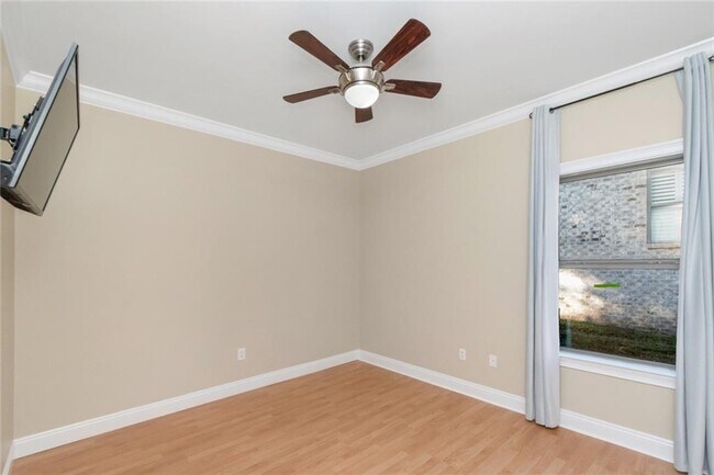 Building Photo - 1054 Linlen Ave