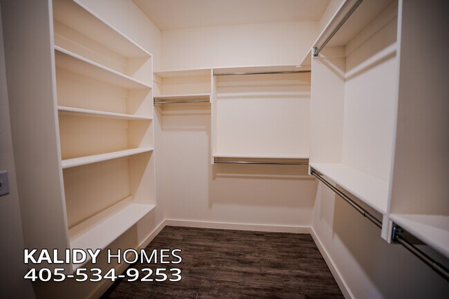 Building Photo - 2103 Kalidy Dr
