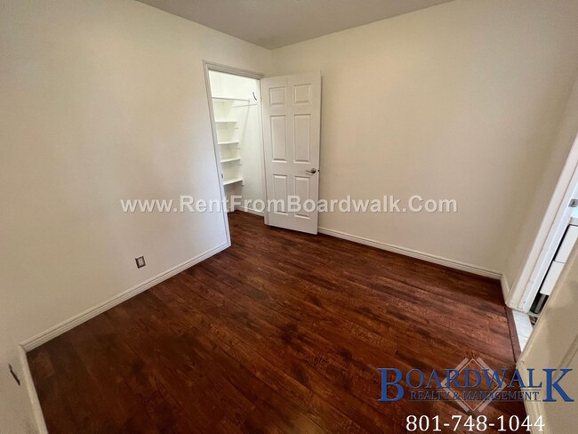 Building Photo - Beautiful Top Floor University Condo with ...