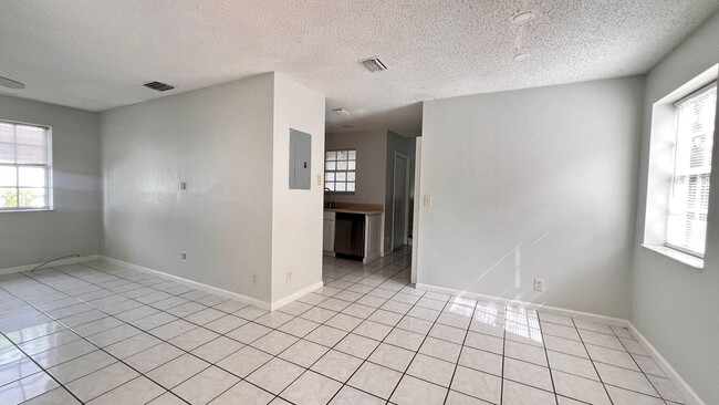 Building Photo - 13984 Morning Glory Dr