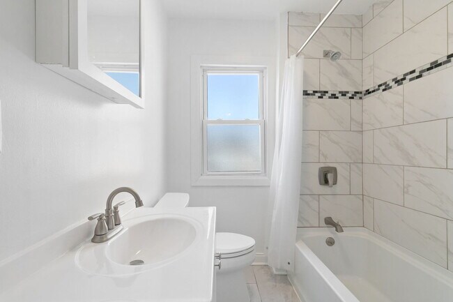 Building Photo - 1144 N Austin Blvd