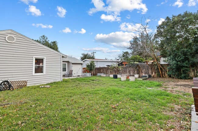 Building Photo - **Charming Home in Terrell Heights – Moder...