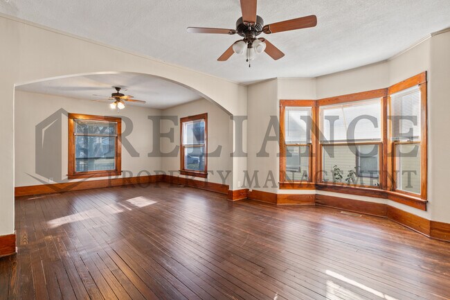 Building Photo - 221 S Glenn St