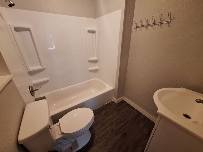 Building Photo - 2 bedroom, 2 living and 1 bath