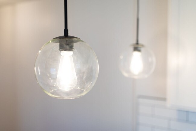 Building Photo - 617 E Chestnut St