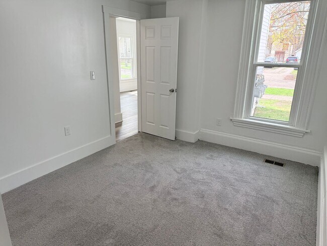 Building Photo - 1701 E Ganson St