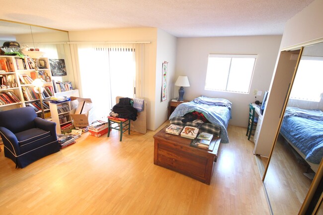 Building Photo - Super Spacious 2-Bedroom 2.5-Bathroom La J...