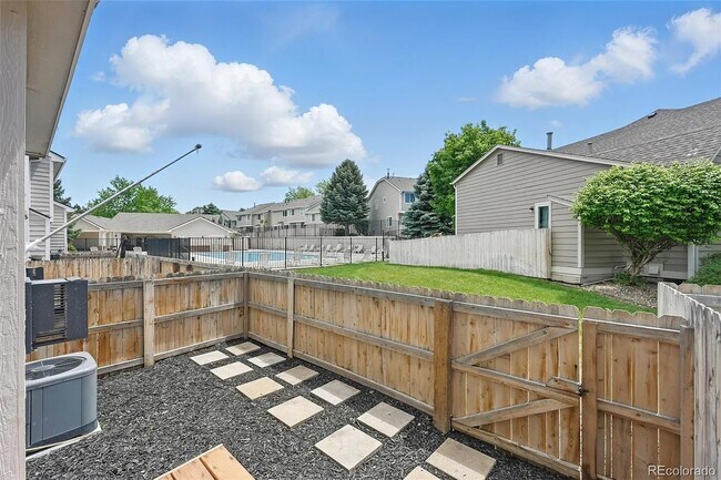 Building Photo - Beautiful, updated, spacious unit!