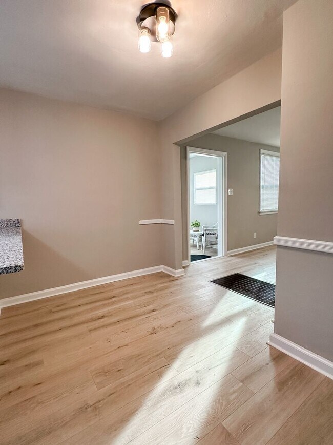 Building Photo - Remodeled 2 bed / 1 bath home