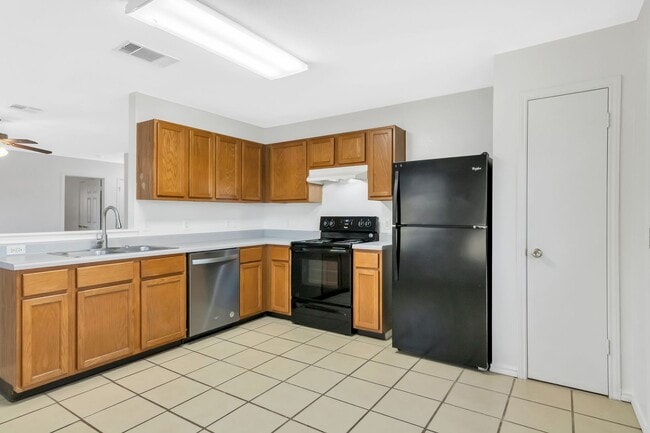 Building Photo - Charming 3 Bed, 2 Bath House with Serene Yard