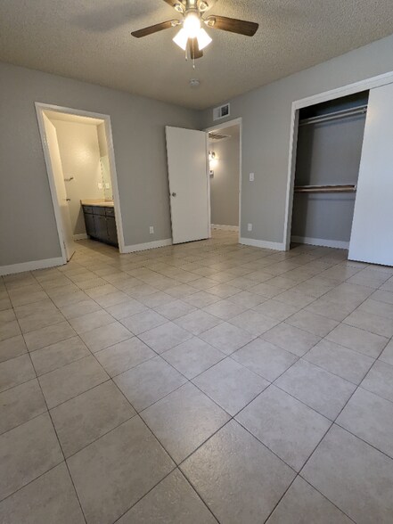 Building Photo - 815 N Peach Ave