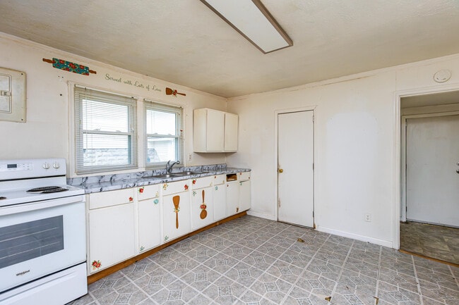 Building Photo - 212 Montgomery Ave