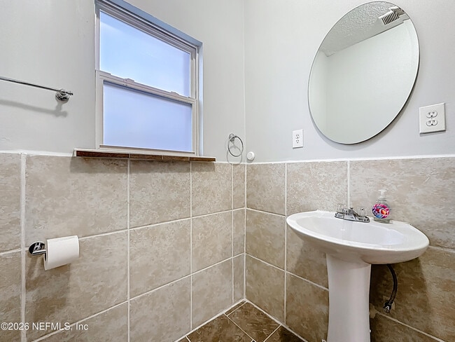 Building Photo - 138 E Duval St