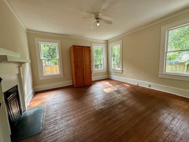 Building Photo - THREE BEDROOM, TWO BATH