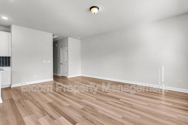 Building Photo - 247 Lucca Dr