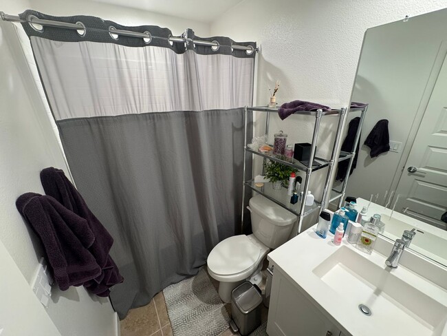 Building Photo - Beautiful, Modern 3BR/3.5BA Condo in the H...