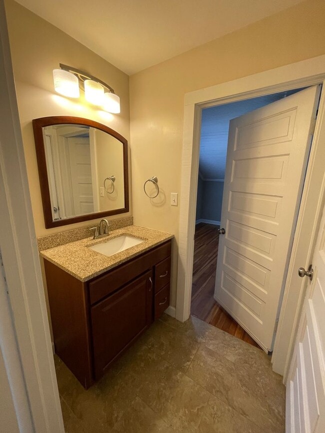 Building Photo - Stunning, renovated 7br home in the heart ...