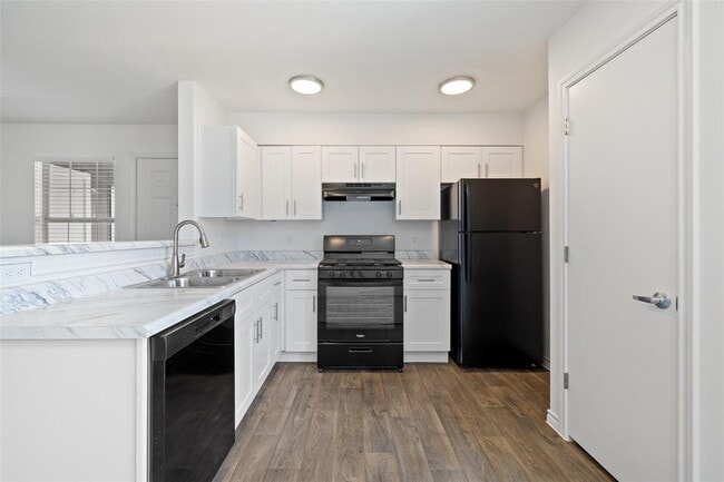 Building Photo - 9903 Roxanna Dr