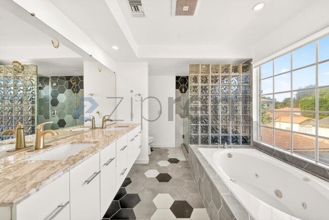 Building Photo - 2481 S Bundy Dr