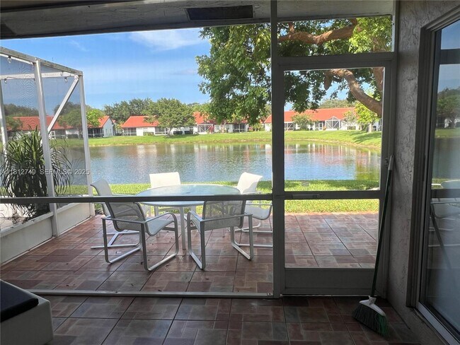 Building Photo - 18428 Vía Di Regina