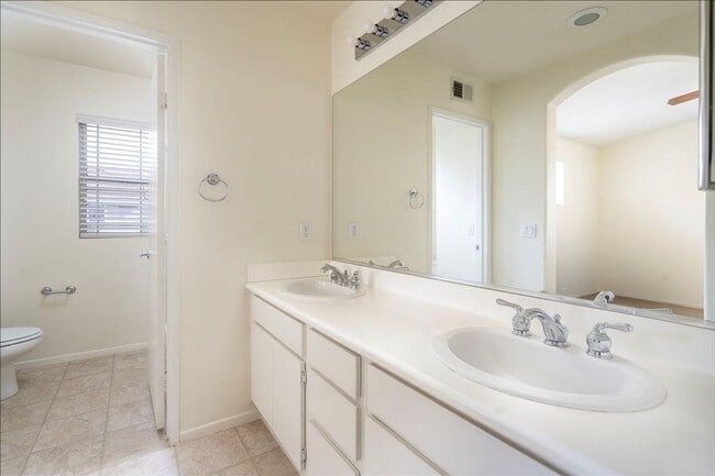 Building Photo - SHARP! 2 Master Suites Townhome in the hea...