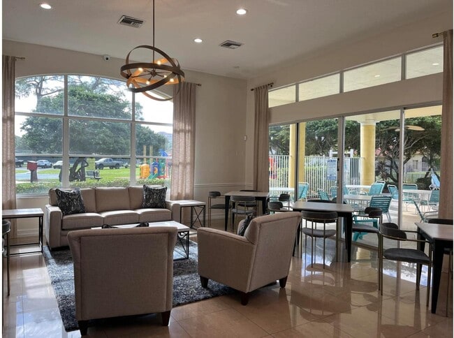 Building Photo - 6143 Seminole Gardens Cir