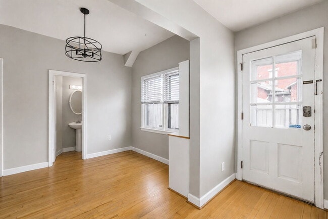 Building Photo - 506 S Lazelle St