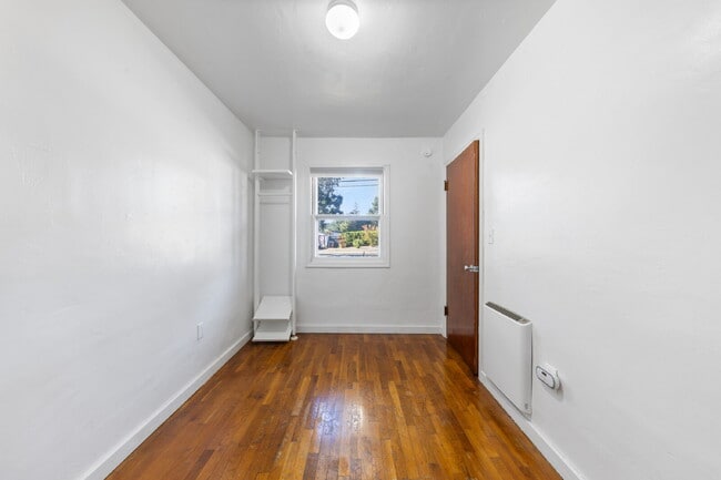 Building Photo - MOVE IN SPECIAL Charming 2 bedroom duplex