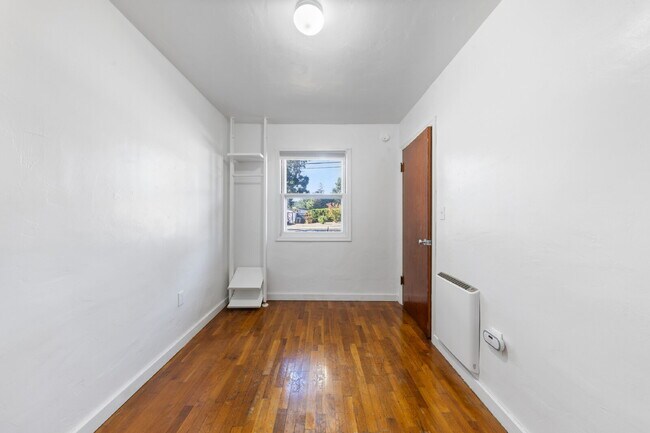 Building Photo - MOVE IN SPECIALCharming 2 bedroom duplex