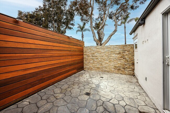 Building Photo - Upgraded Newport Beach Townhouse in Park Lido!