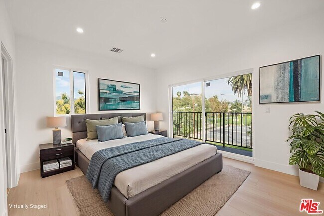 Building Photo - 913 N Hobart Blvd