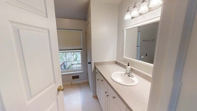 Building Photo - 834 S Main St