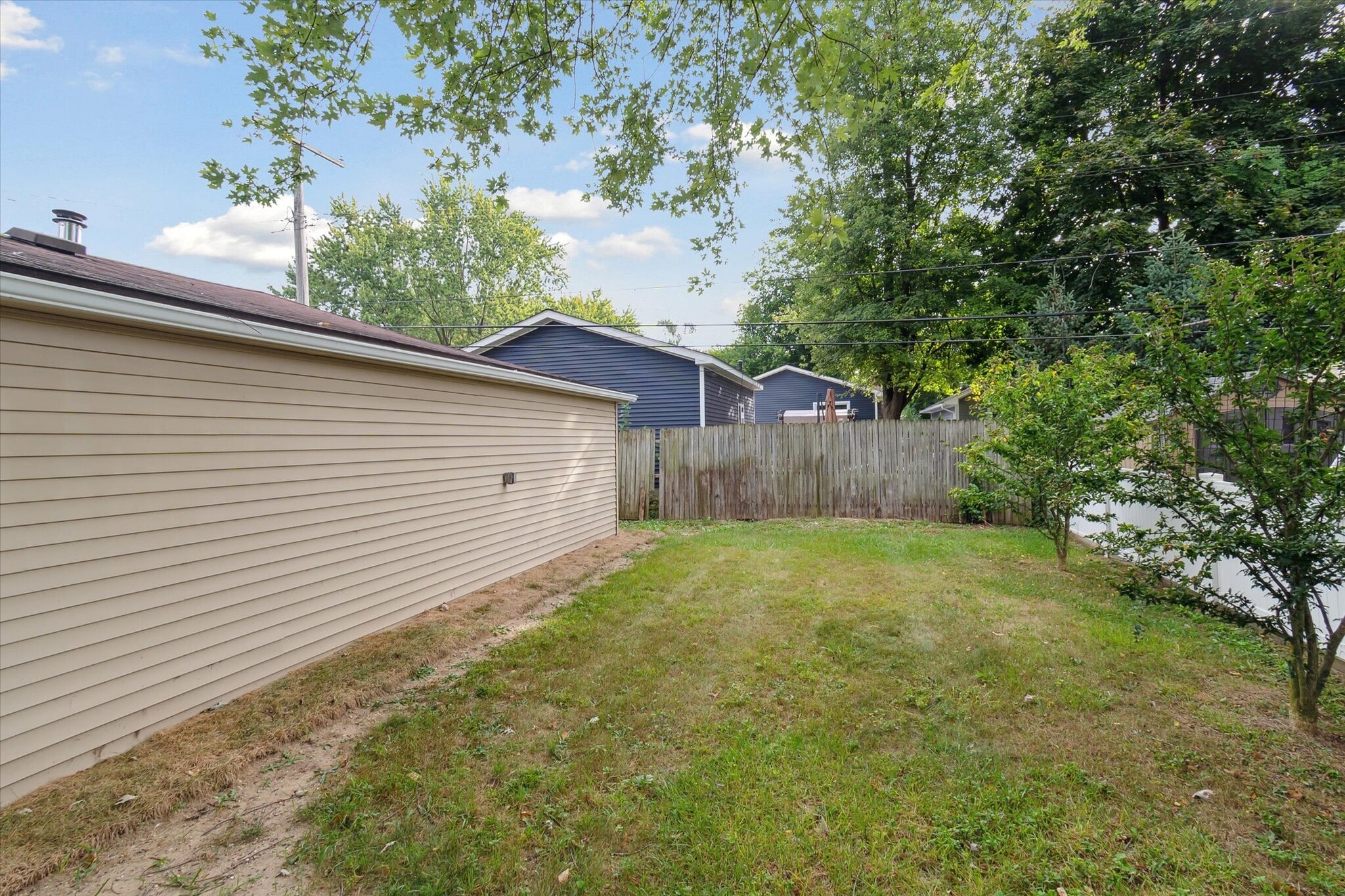 Fully-fenced backyard for relaxing or entertaining. - 9244 Northern Ave