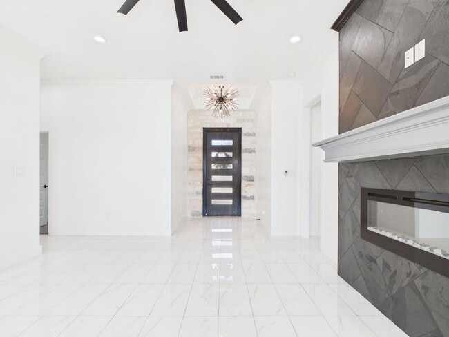 Building Photo - Stunning Home