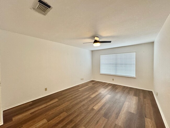 Building Photo - Big 4 Bedroom Home in Stone Oak!