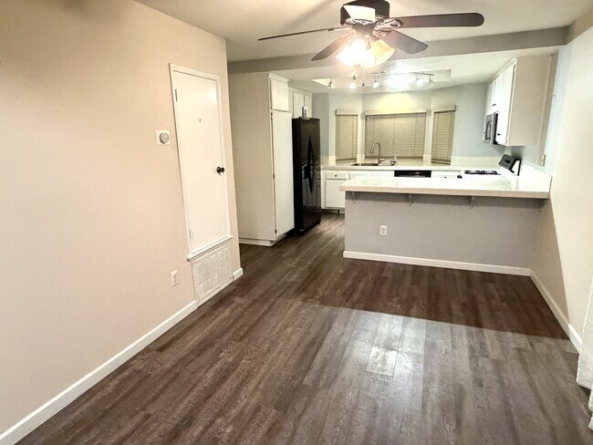 Building Photo - 28133 Vía Domador