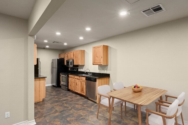 Building Photo - Walk to campus, Walk downtown, Shared Fenced Yard and Courtyard, Flat Rate Utilities!