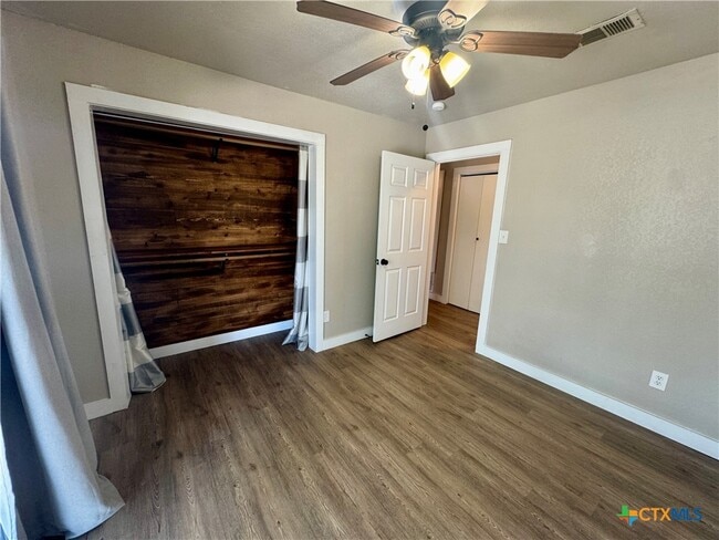 Building Photo - 1202 Thorpe Ln