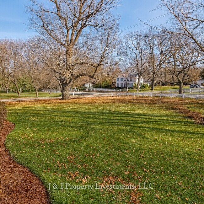 Building Photo - 7119 S Solon Rd