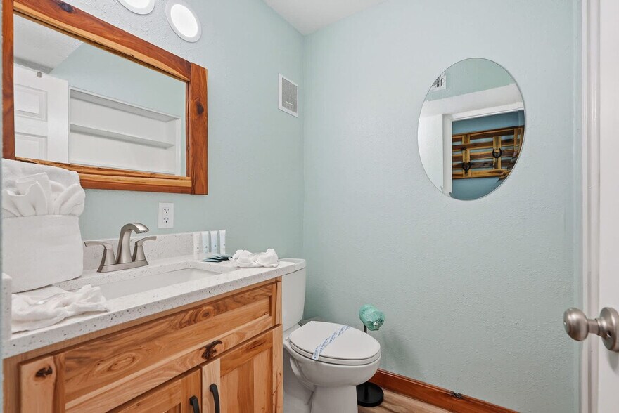 Building Photo - 8743 Thomas Dr