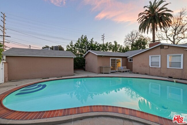 Building Photo - 5208 Woodman Ave