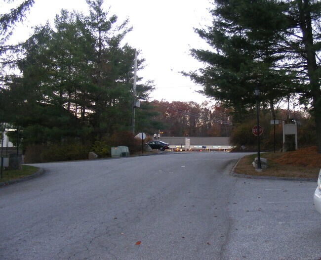 Building Photo - 8 Rollingwood Dr